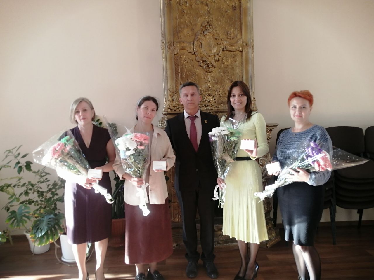 Глава Новоузенского муниципального района вручил удостоверение многодетной семьи.