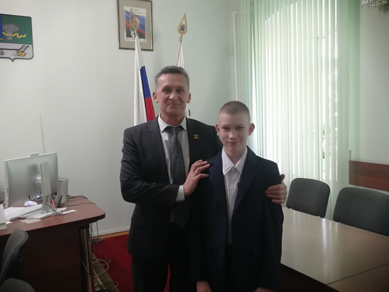 Глава района поздравил ученика из Новоузенского района, имя которого занесено на областную Доску успеха молодежи.