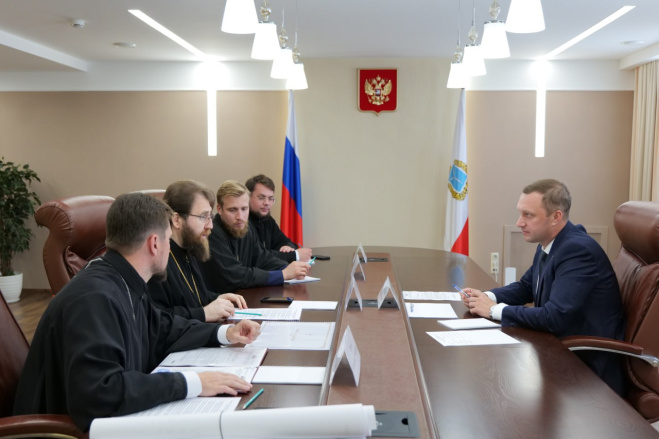 Губернатор Роман Бусаргин провел встречу с митрополитом Саратовским и Вольским Игнатием.