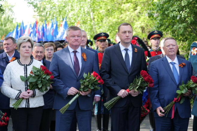 Губернатор возложил цветы к Мемориалу защитникам Отечества. Губернатор возложил цветы к Мемориалу защитникам Отечества.