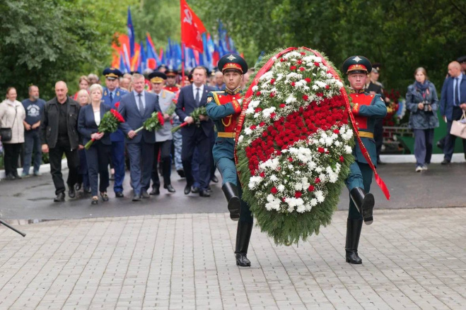 Глава региона возложил цветы к мемориалу погибшим в Великой Отечественной войне. Глава региона возложил цветы к мемориалу погибшим в Великой Отечественной войне.