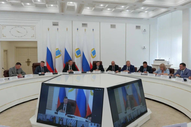 Губернатор провел постоянно действующее совещание. Губернатор провел постоянно действующее совещание.