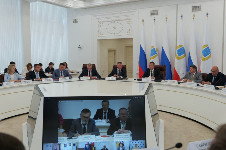 Губернатор Роман Бусаргин провел постоянно действующее совещание с зампредами и министрами Правительства области, а также главами районов.. Губернатор Роман Бусаргин провел постоянно действующее совещание с зампредами и министрами Правительства области, а также главами районов..