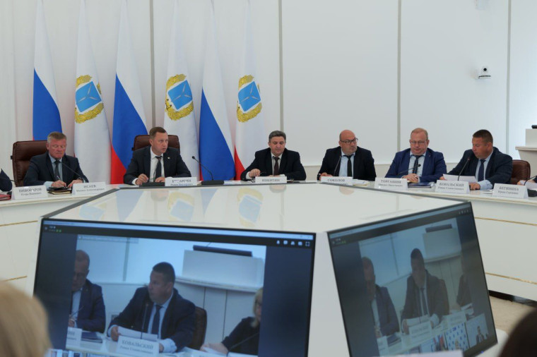 Губернатор Роман Бусаргин провел постоянно действующее совещание с зампредами и министрами правительства области, а также главами районов.. Губернатор Роман Бусаргин провел постоянно действующее совещание с зампредами и министрами правительства области, а также главами районов..