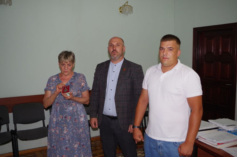 В Новоузенске вручили орден Мужества сестре погибшего участника СВО. В Новоузенске вручили орден Мужества сестре погибшего участника СВО.