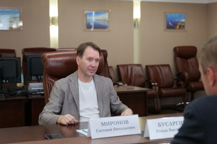 Роман Бусаргин встретился с народным артистом России Евгением Мироновым и дирижером Юрием Башметом. Роман Бусаргин встретился с народным артистом России Евгением Мироновым и дирижером Юрием Башметом.