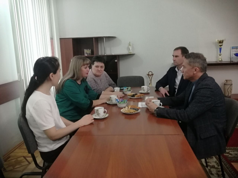 Встреча главы района с педагогами, ставшими участниками федеральной программы «Земский учитель» и региональной программы «Сельский педагог». Встреча главы района с педагогами, ставшими участниками федеральной программы «Земский учитель» и региональной программы «Сельский педагог».