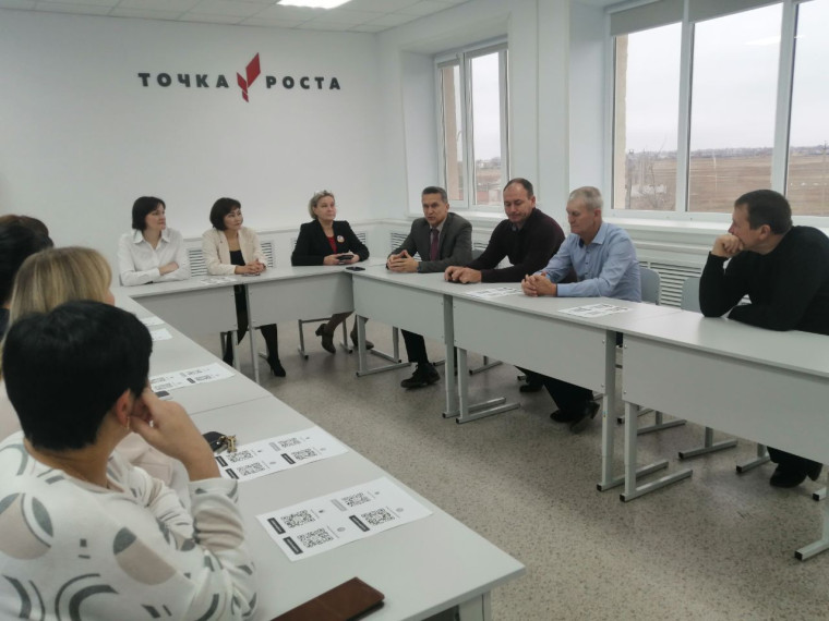 Сегодня глава Новоузенского района провел очередную встречу с жителями. Сегодня глава Новоузенского района провел очередную встречу с жителями.