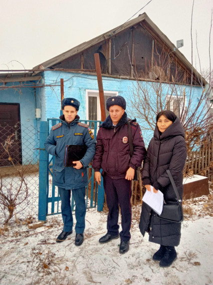 В районе продолжаются межведомственные рейды по проверке состояния пожарной безопасности в жилых помещениях семей, находящихся в социально опасном положении, в трудной жизненной ситуации. В районе продолжаются межведомственные рейды по проверке состояния пожарной безопасности в жилых помещениях семей, находящихся в социально опасном положении, в трудной жизненной ситуации.