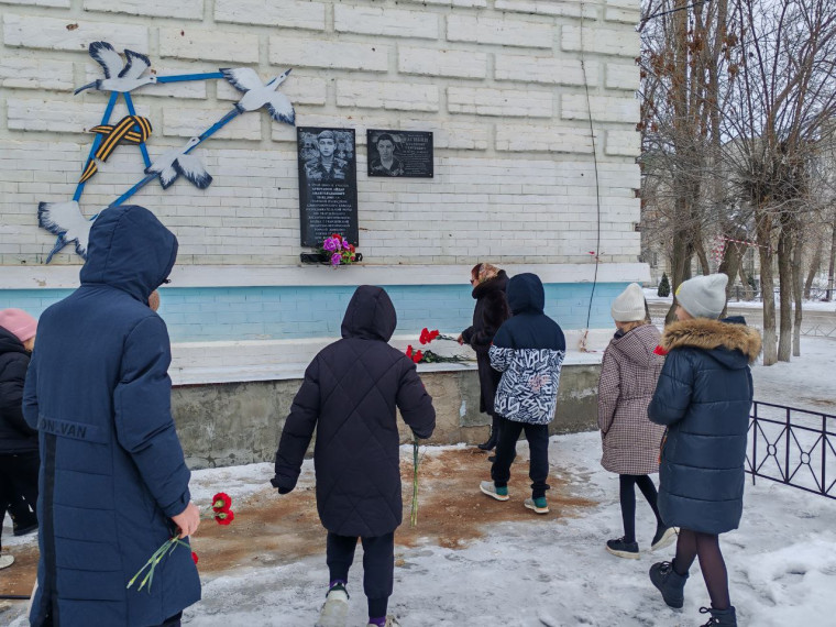 Мемориальную доску в память о погибшем участнике СВО открыли в МОУ «СОШ №8 им. В. И. Курова г. Новоузенска». Мемориальную доску в память о погибшем участнике СВО открыли в МОУ «СОШ №8 им. В. И. Курова г. Новоузенска».