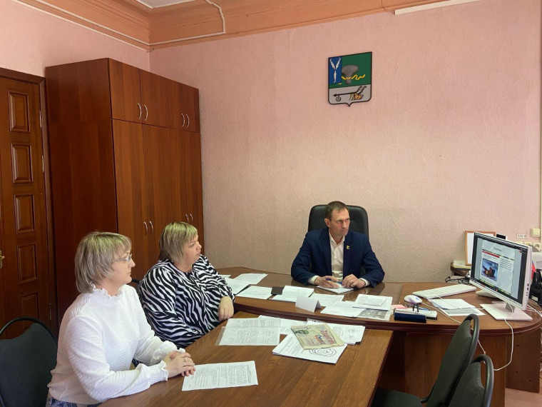 Сотрудники администрации района приняли участие в семинаре в режиме ВКС. Сотрудники администрации района приняли участие в семинаре в режиме ВКС.
