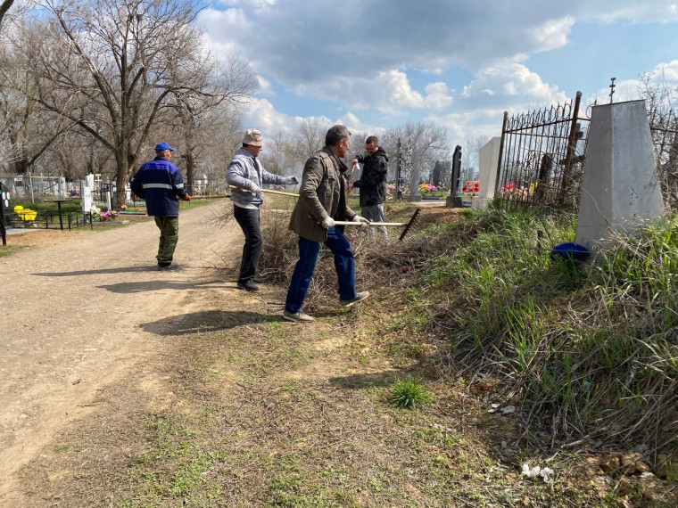 На территории городского кладбища глава Новоузенского муниципального района совместно с сотрудниками администрации Новоузенского муниципального района провели масштабный субботник. На территории городского кладбища глава Новоузенского муниципального района совместно с сотрудниками администрации Новоузенского муниципального района провели масштабный субботник.