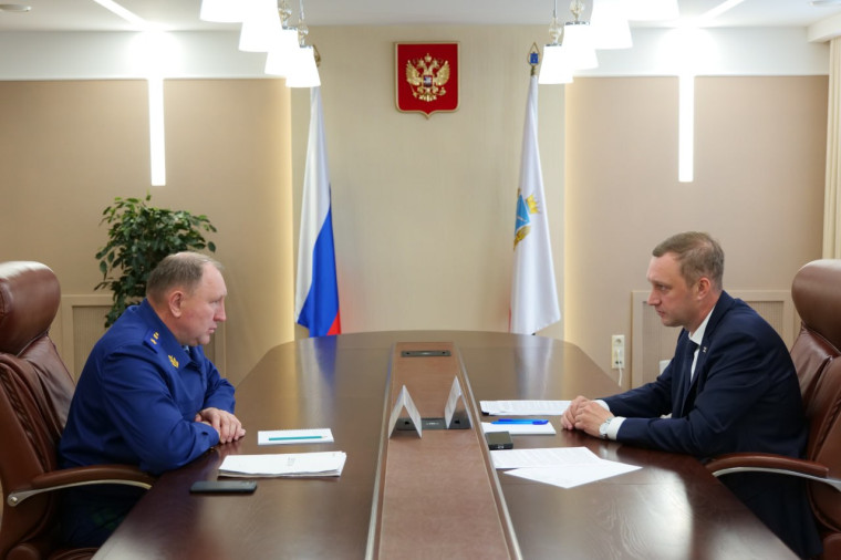 Губернатор Роман Бусаргин провел рабочую встречу с Волжским межрегиональным природоохранным прокурором Александром Илюшиным. Губернатор Роман Бусаргин провел рабочую встречу с Волжским межрегиональным природоохранным прокурором Александром Илюшиным.