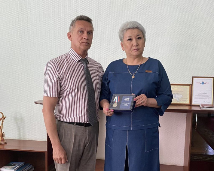 Глава Новоузенского муниципального района лично вручил медаль общественного признания «Отец солдата» матери нашего земляка. Глава Новоузенского муниципального района лично вручил медаль общественного признания «Отец солдата» матери нашего земляка.