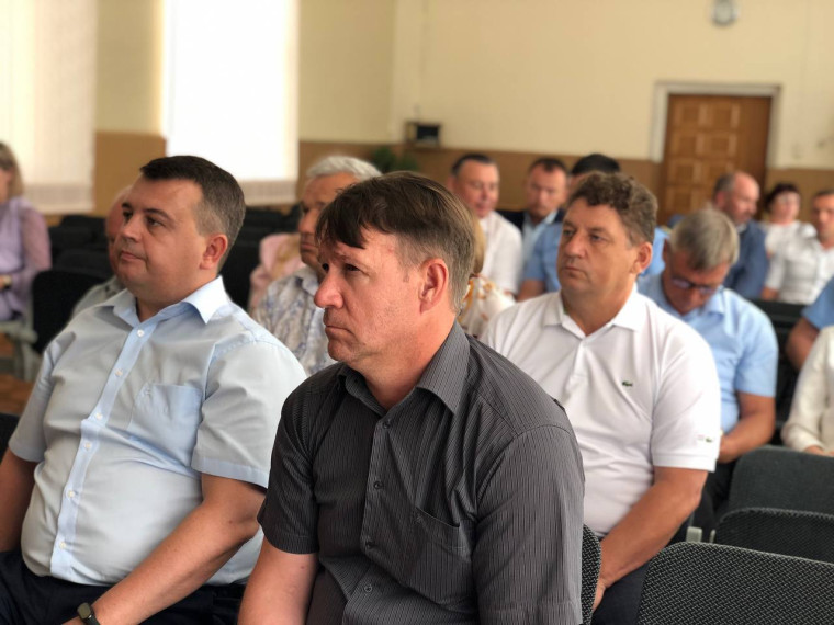 В Питерском районе прошло зональное совещание, посвященное подготовке к отопительному сезону, под председательством заместителя министра строительства и ЖКХ Александра Мышева. В Питерском районе прошло зональное совещание, посвященное подготовке к отопительному сезону, под председательством заместителя министра строительства и ЖКХ Александра Мышева.