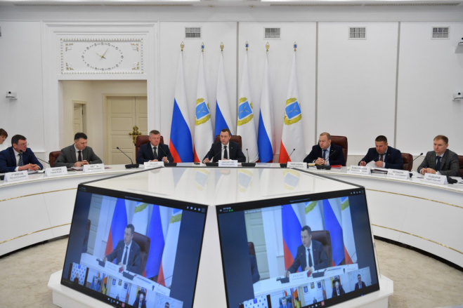 Губернатор провел постоянно действующее совещание с зампредами, министрами и главами районов. Губернатор провел постоянно действующее совещание с зампредами, министрами и главами районов.